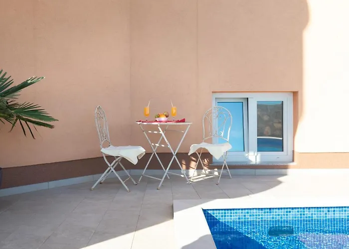 La Vista With Pool דירה