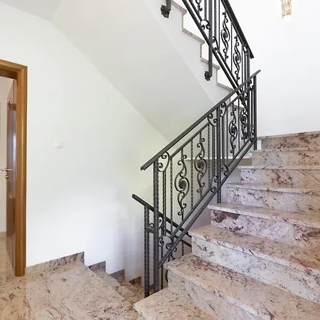 La Vista With Pool Appartement *